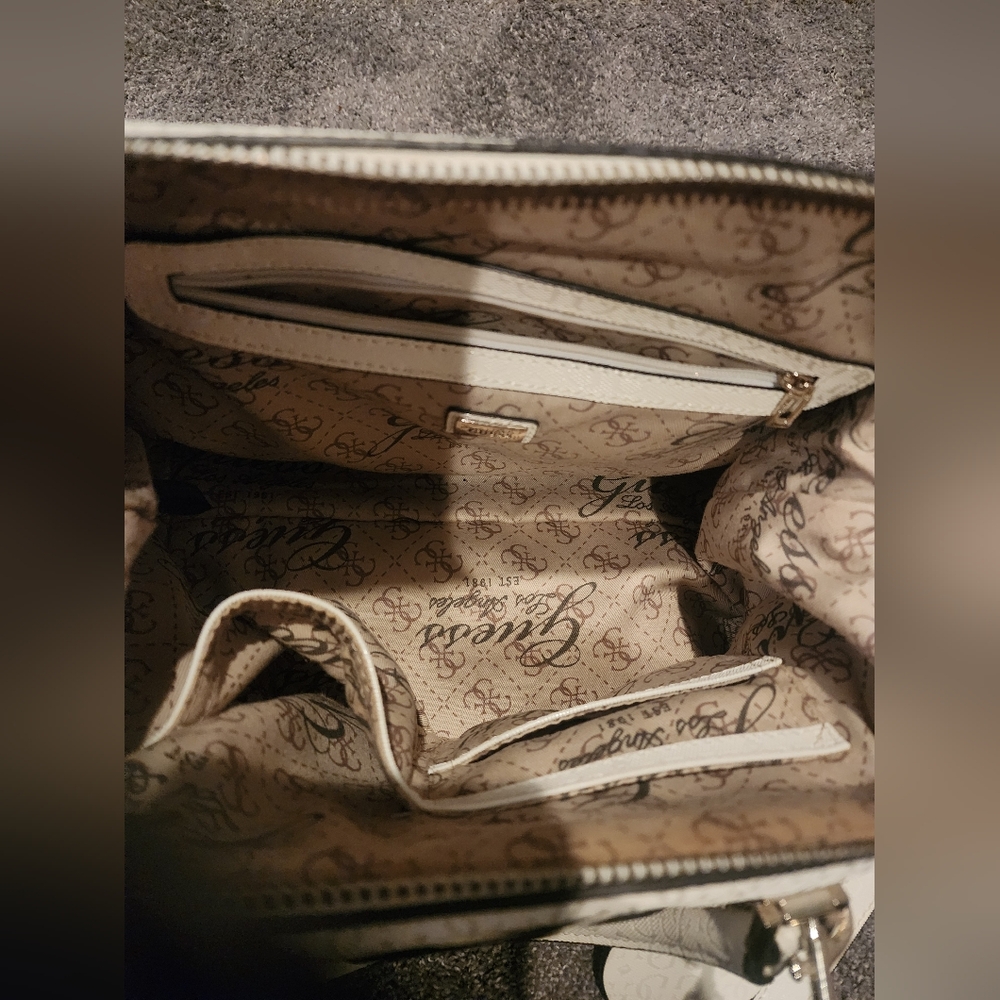 Guess purse - Picture 4 of 5